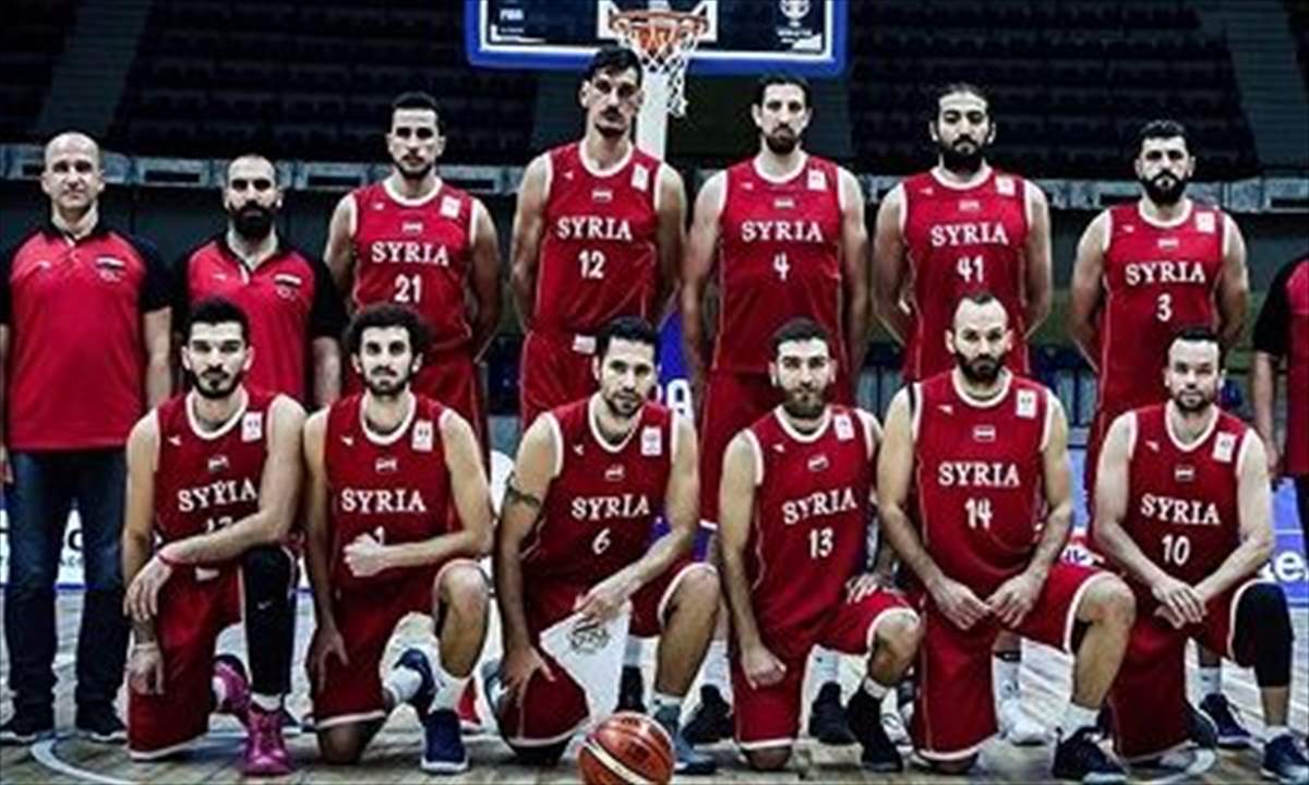 فيديو - موقف مُحرج ... عزف النشيد الإيراني بدلاً من السوري