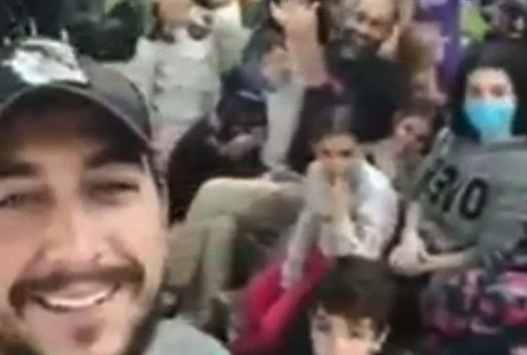 بعد احتجازهم لـ25 يوماً.. ستون مهاجراً لبنانياً يصلون إلى بيروت بعد الإفراج عنهم في تركيا