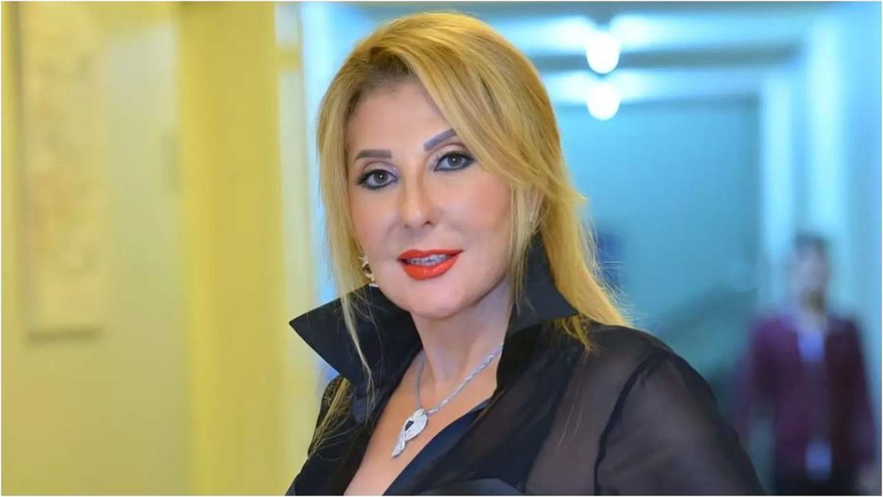 نادية الجندي تتعثر وتسقط أرضاً في مهرجان القاهرة السينمائي-فيديو