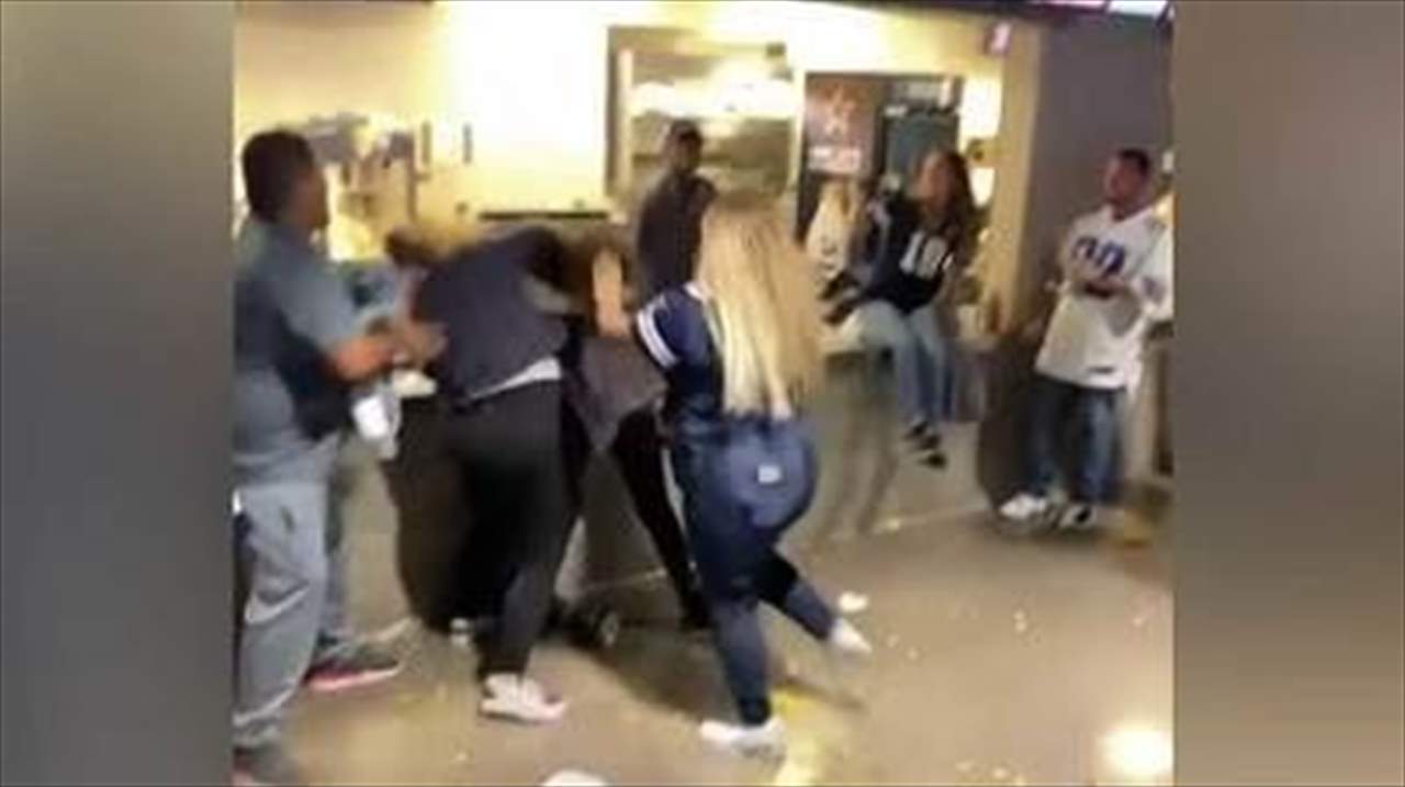 بالفيديو - شجار عنيف بين مشجعة وموظفة والسبب "هوت دوج" !!