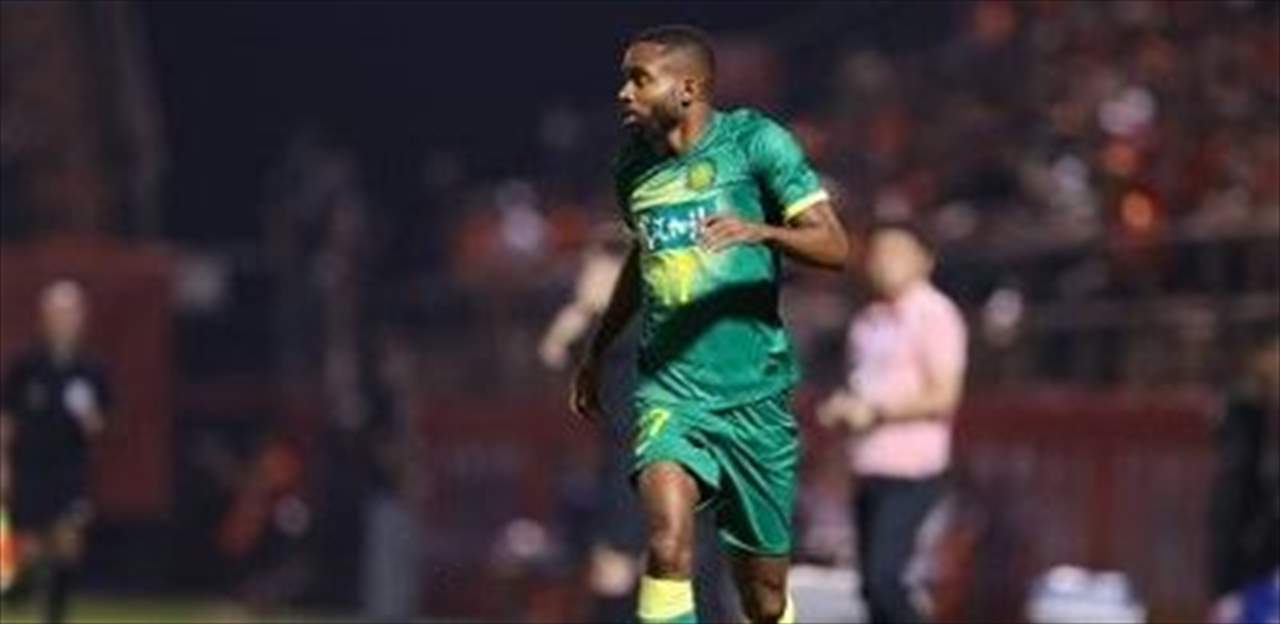 من هو سيدريك باكامبو الموضوع على طاولة برشلونة؟