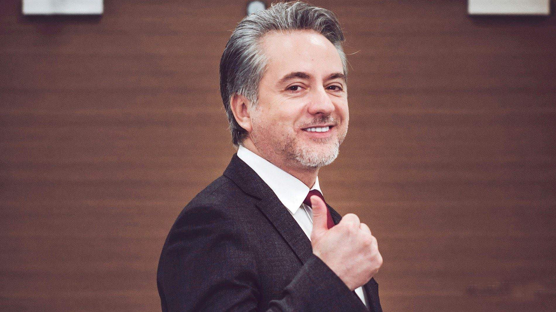 مروان خوري يرد على وصفه بـ "اشهر عازب في لبنان" ويروي تفاصيل اول لقاء مع خطيبته