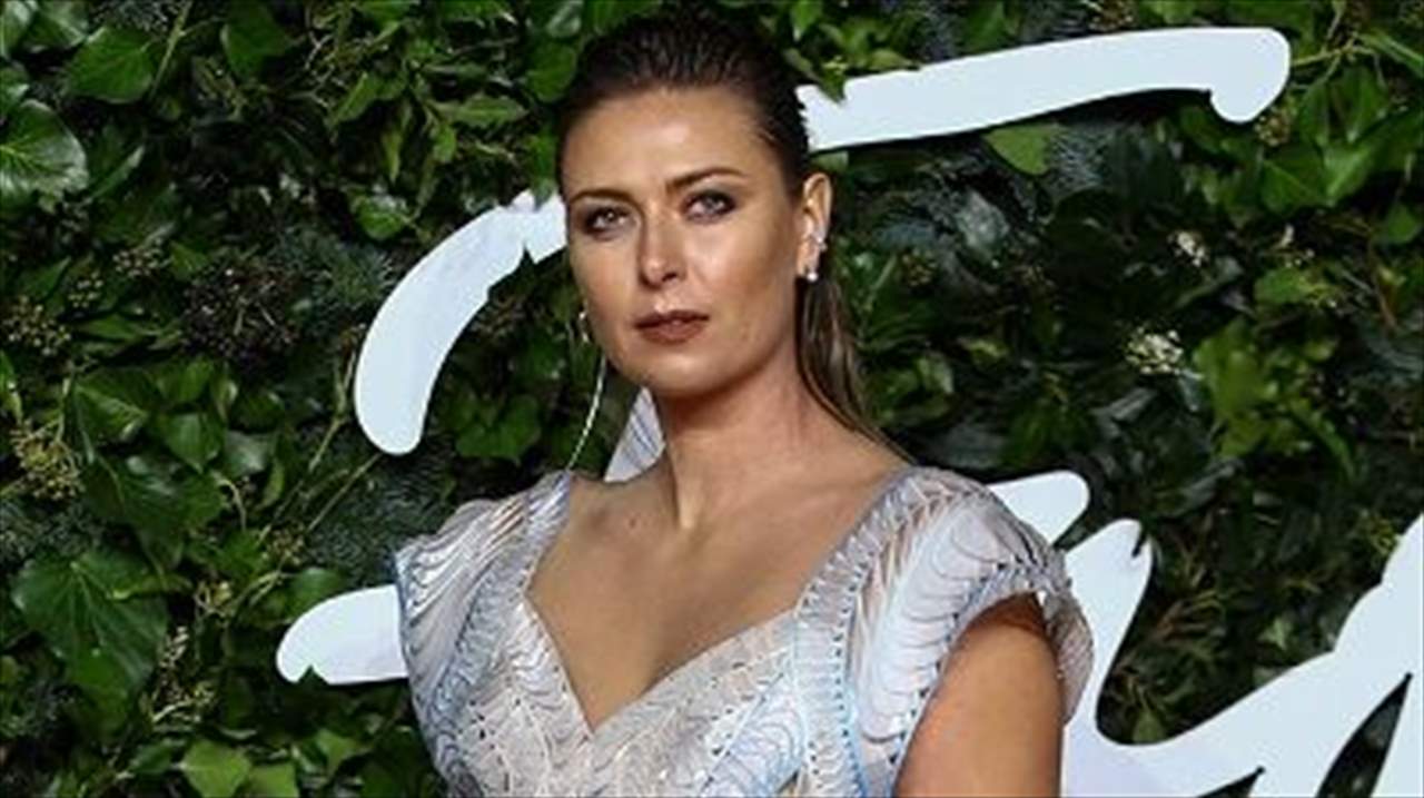 صور - شارابوفا تُذهل الجميع بفستان مصنوع من الزجاج !!