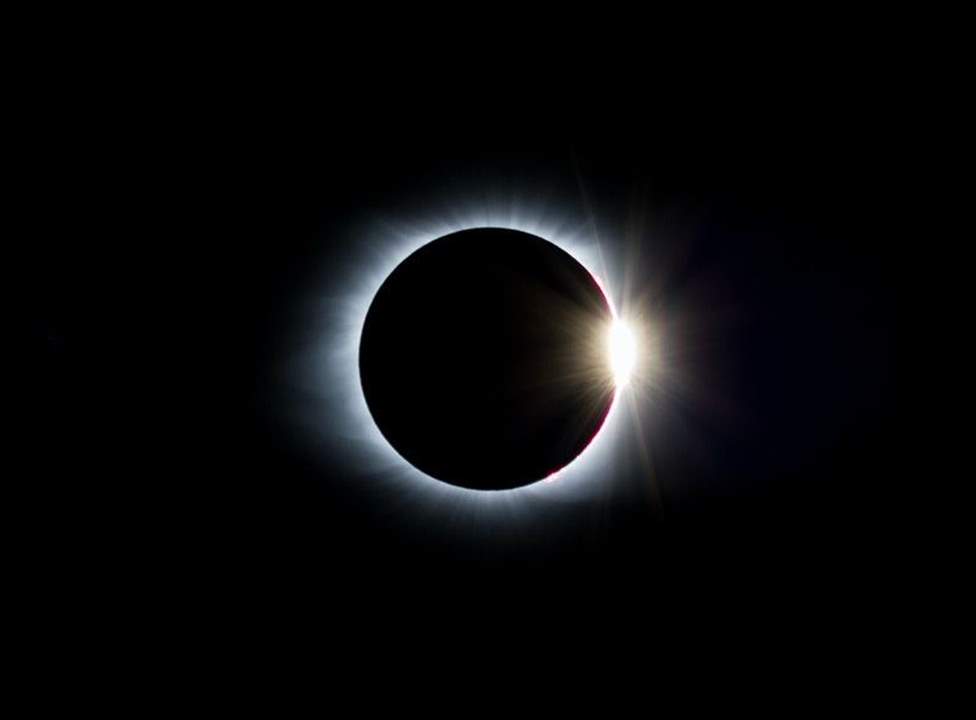 الأرض تشهد كسوفاً كليا للشمس اليوم .. هذا موعده وأماكن المشاهدة