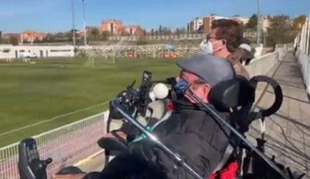 بالفيديو - كيف فاجأ اللاعبون مشجعهم المصاب بالشلل الرباعي؟
