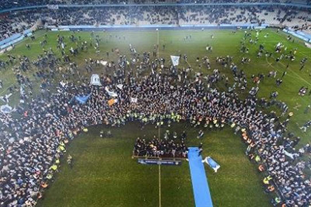 بالفيديو - اقتحام مجنون من آلاف المشجعين لأرض الملعب  