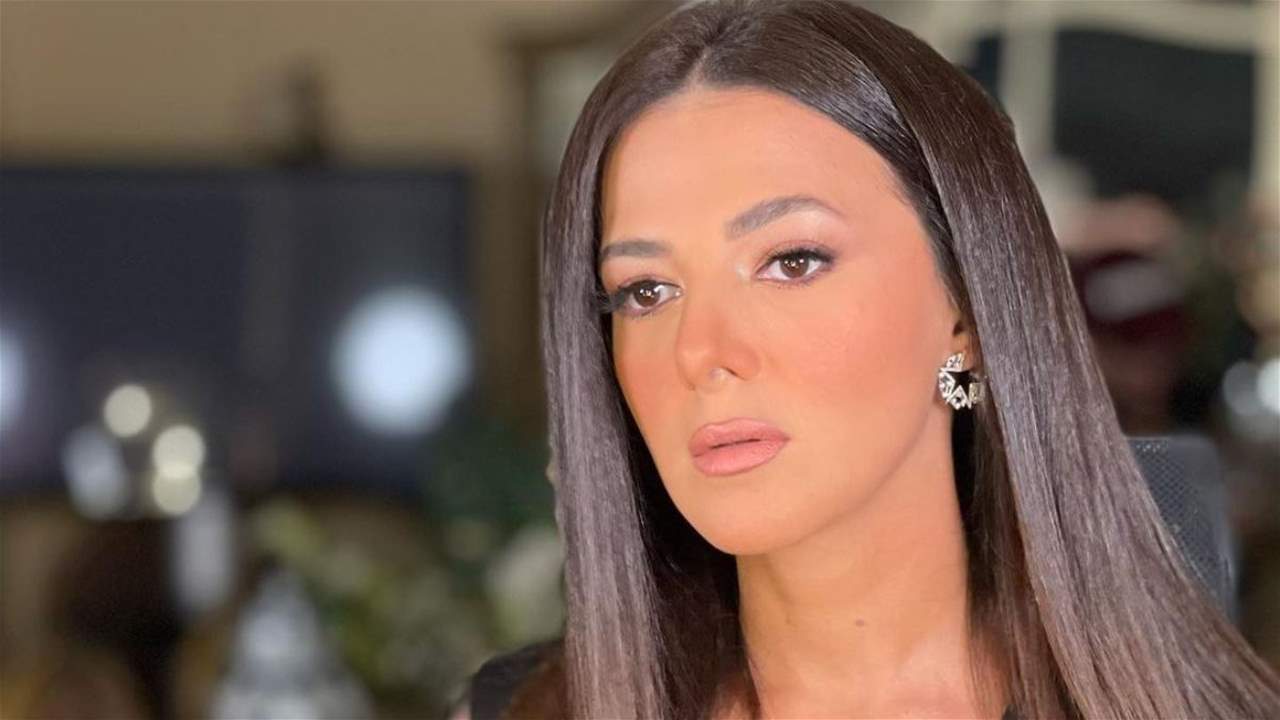 دنيا سمير غانم تغني أمام الرئيس السيسي...زوجها وشقيقتها يدعمانها