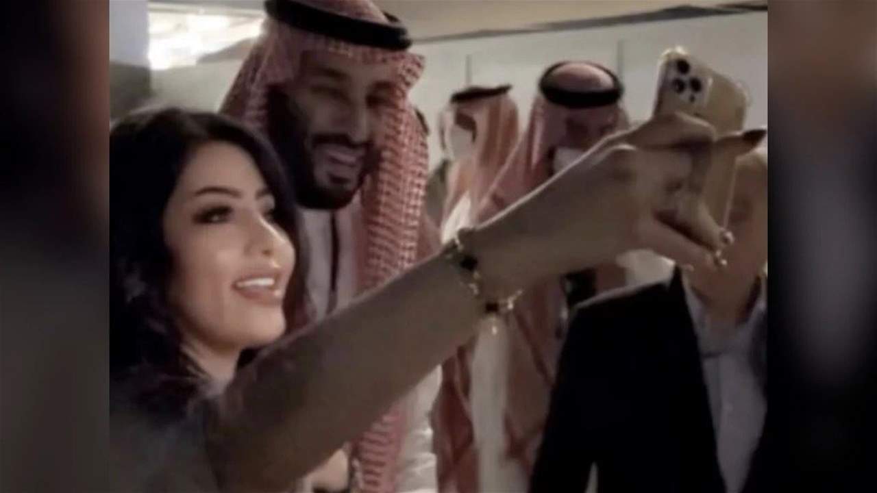 مذيعة سعودية تُحقق حلم حياتها وتلتقط "سيلفي" مع محمد بن سلمان