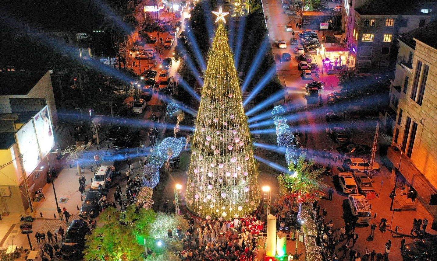 بالصور ـ إضاءة شجرة الميلاد في جبيل.. تحت شعار "إيد بإيد منحتفل بالعيد"