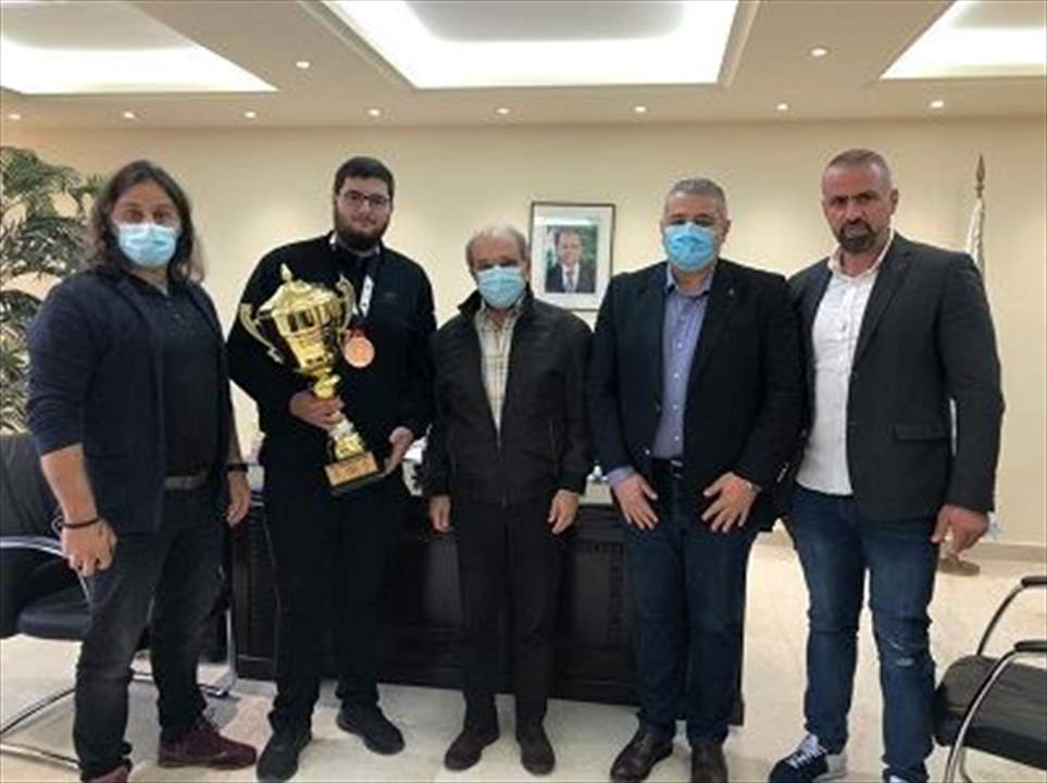 محمد فواز قدّم البرونزية العالمية للوزير كلاّس