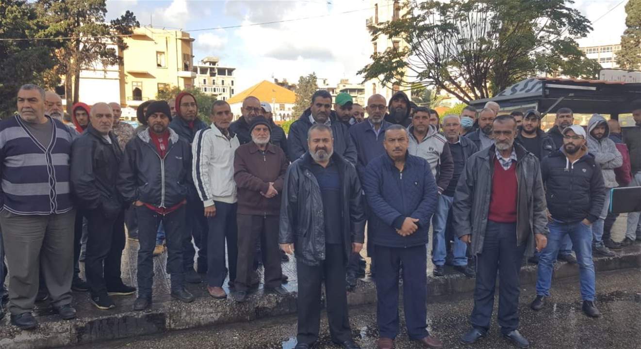 مراسل "الجديد": إعتصام للسائقين العموميين وسط ساحة التل بطرابلس تلبية لدعوة اتحادات النقل البري في لبنان