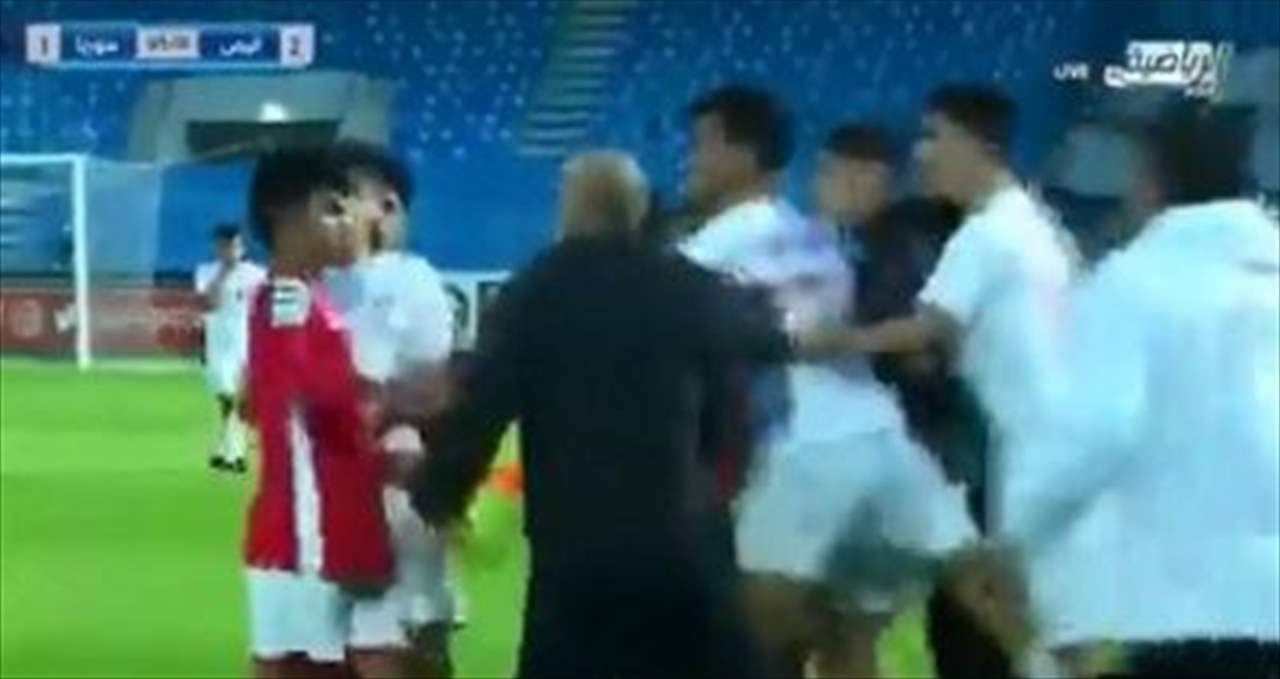 بالفيديو - المدرب السوري يصدم الجميع ويصفع لاعباً يمنياً ناشئاً !!