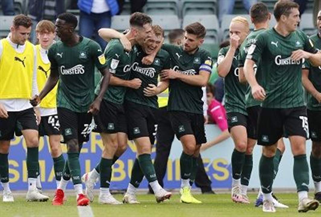 بالفيديو - أراد المُشجّع الاحتفال بالهدف فأسقط الإعلان الكبير !!