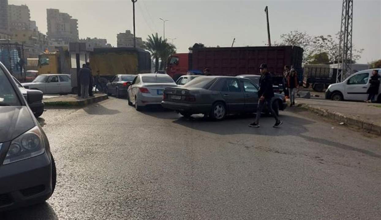 محتجون قطعوا طريق البداوي الدولي بالشاحنات