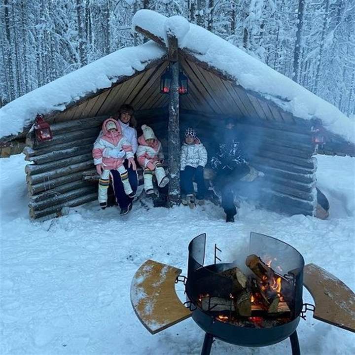 صور - جورجينا والعائلة يقضيان إجازة قطبيّة كلفتها 1750 في الليلة