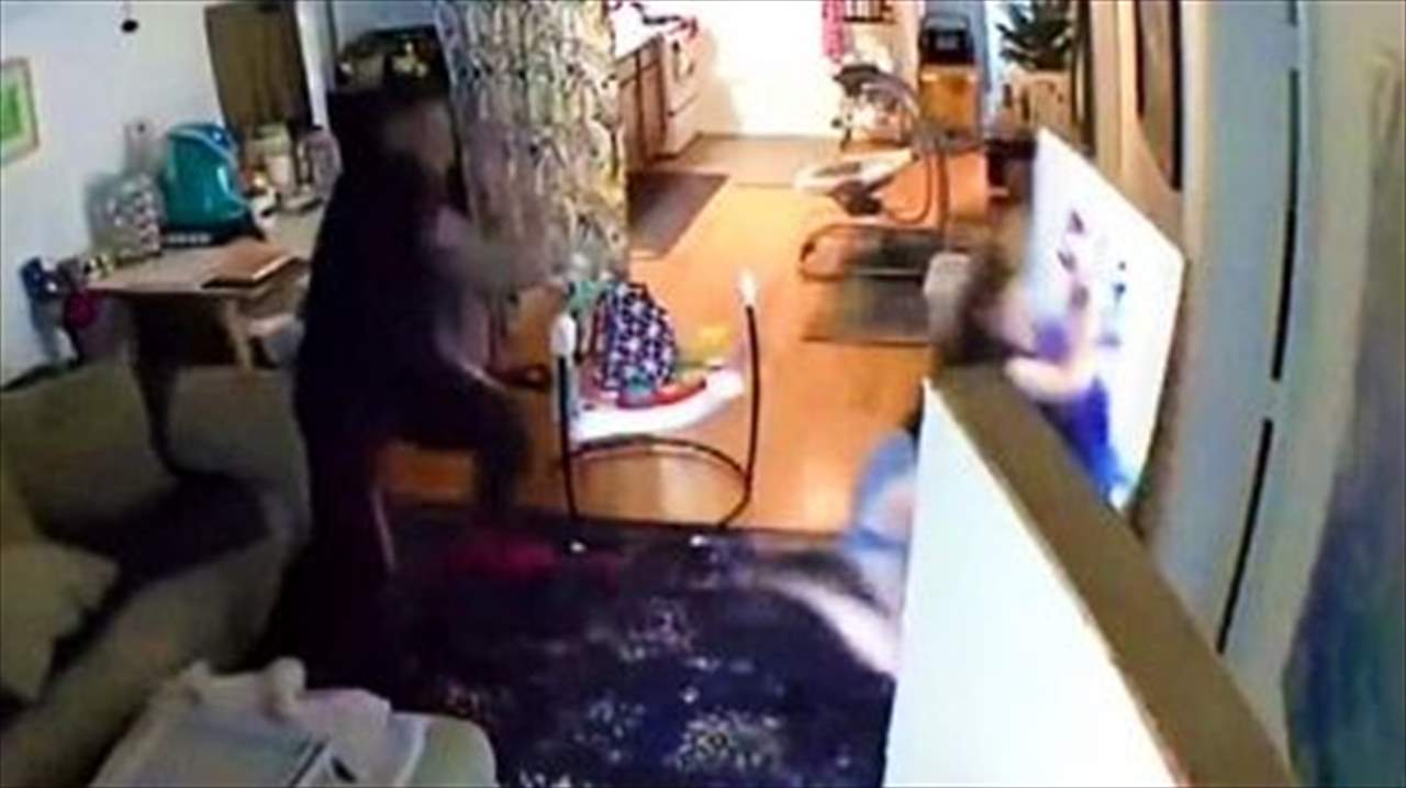 لقطات فيديو عنيفة للنجم وهو يضرب صديقته ويُعنّفها ويرميها أمام طفلها