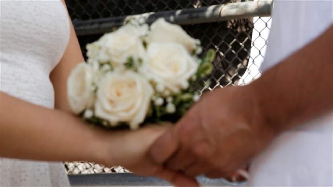 بالصور- سيدة تحتفل بطلاقها بطريقة غريبة من نوعها!