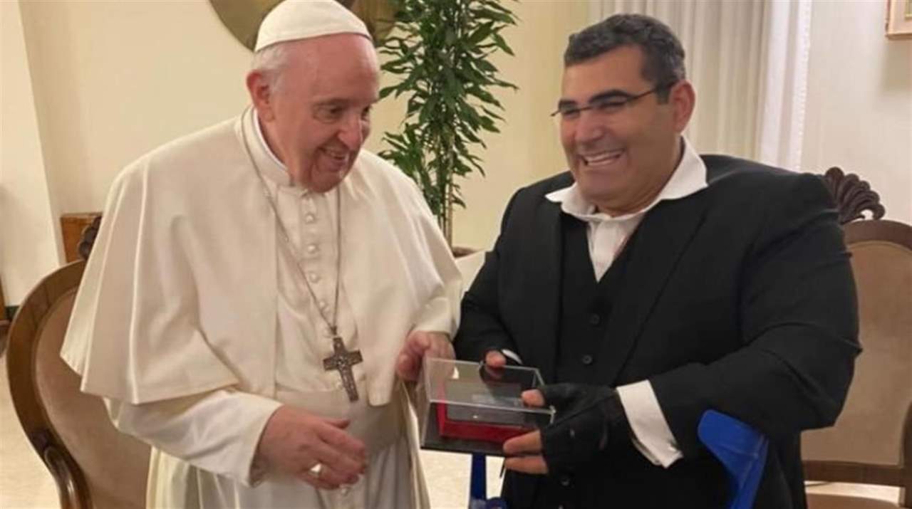 حاملاً رسالة من بابا الفاتيكان... لبناني مصاب بشلل نصفي سيمشي في القطب الشمالي