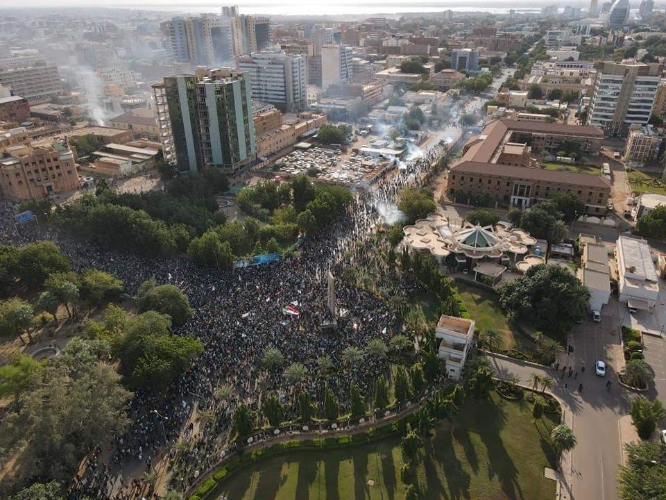 آلاف المحتجين السودانيين يحاصرن القصر الرئاسي في الخرطوم للمطالبة بالحكم المدني