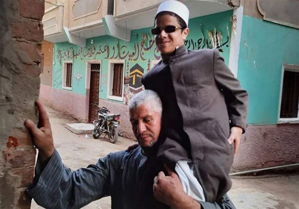 بالصور ـ حكاية أمل.."الشيخ المعجزة" يُعاني من أمراض نادرة ووالده يحمله على كتفيه على الدوام