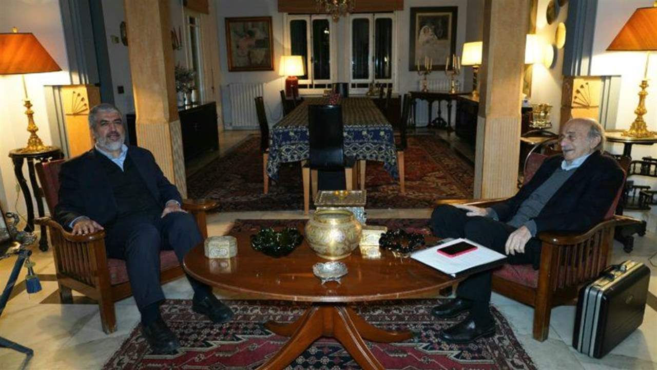 جنبلاط بعد لقائه خالد مشعل: أهم شيء الوحدة