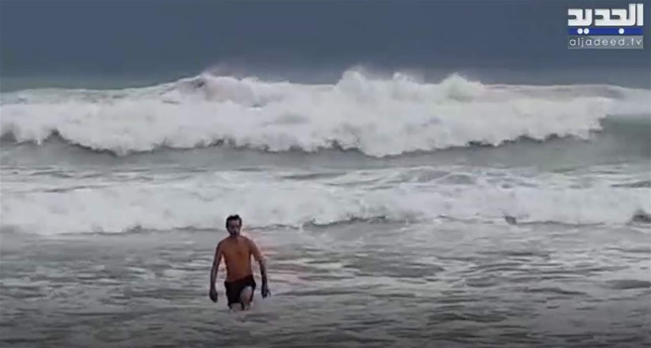 بالفيديو- رياح عاصفة وأمطار.. و"عاشق البحار" يسبح في بحر صيدا! 