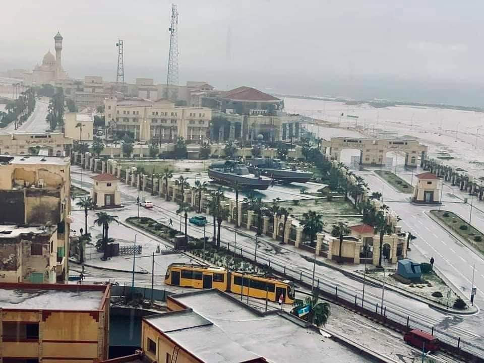ظاهرة نادرة.. الثلوج تُغطي شوارع الإسكندرية