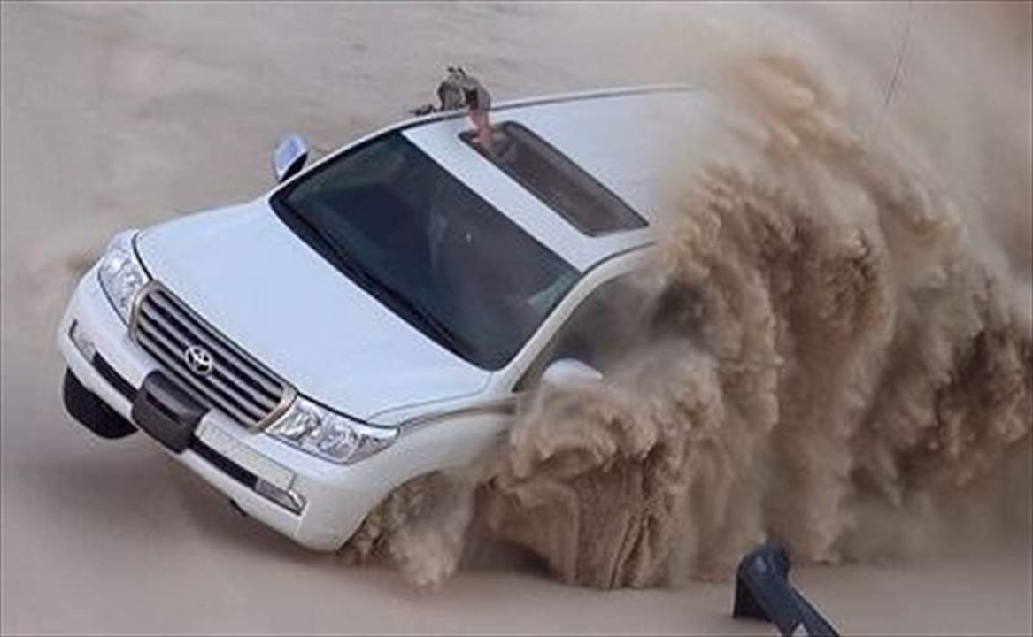 بالفيديو - شاهدوا كيف انقلبت سيارته 14 مرّة .. ونجا