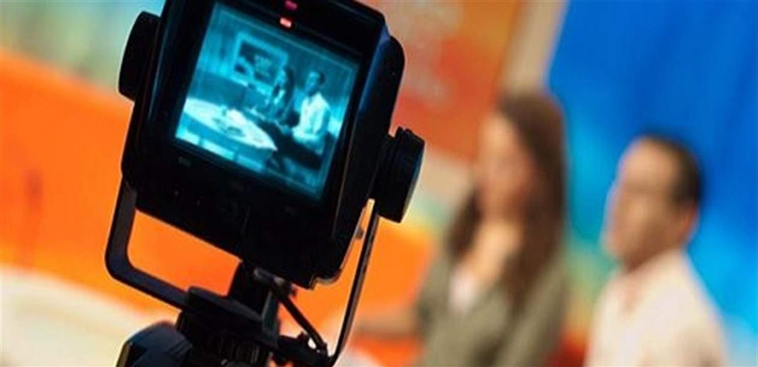اعلامي يضـرب مصوراً مباشرة على الهواء!!