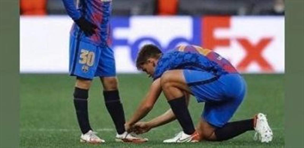 جافي يلعب بأربطة حذاء غير مقيدة فما هو السبب؟