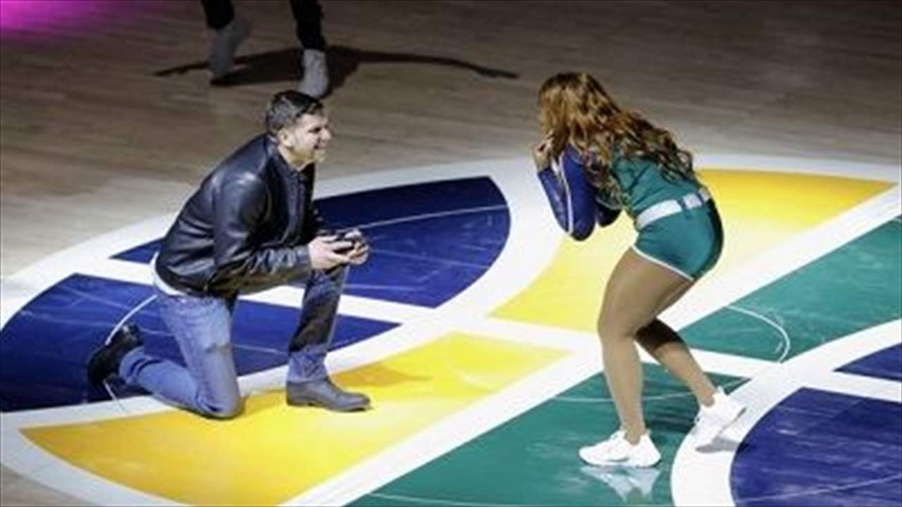 بالفيديو - أجمل وأغرب طلب زواج في كرة السلة الأميركية