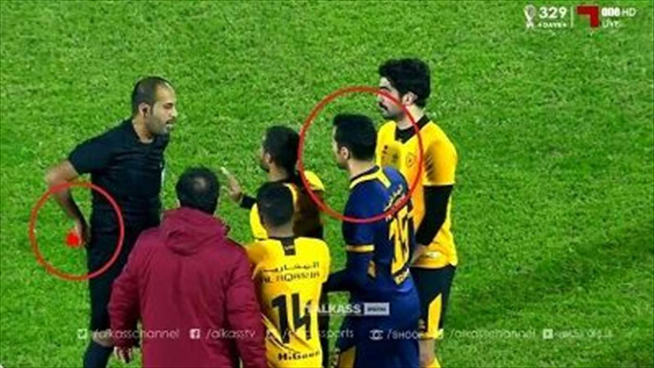 بالفيديو - حارس المرمى يعرقل الحكم !!