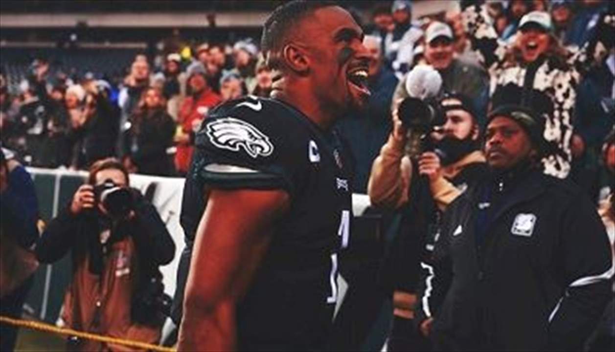 فيديو - لحظة مفاجئة لسقوط الجمهور على اللاعب