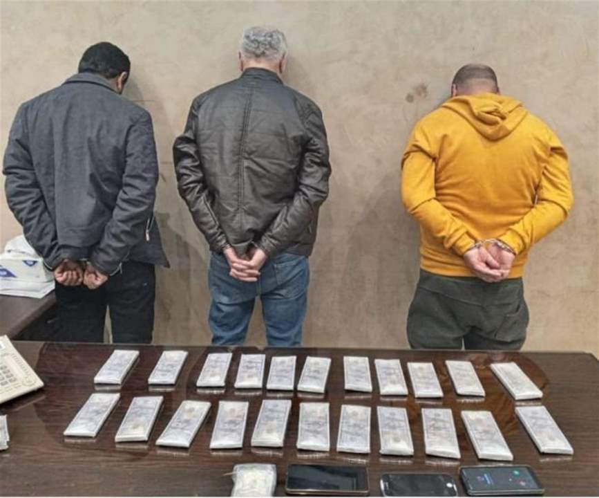 بالجرم المشهود.. توقيف عصابة ترويج عملة مزيفة 