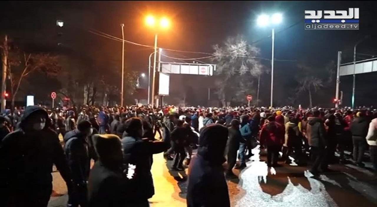 آلاف المتظاهرين في شوارع كازاخستان.. والرئاسة تفرض حالة الطوارئ وتعلن استقالة الحكومة