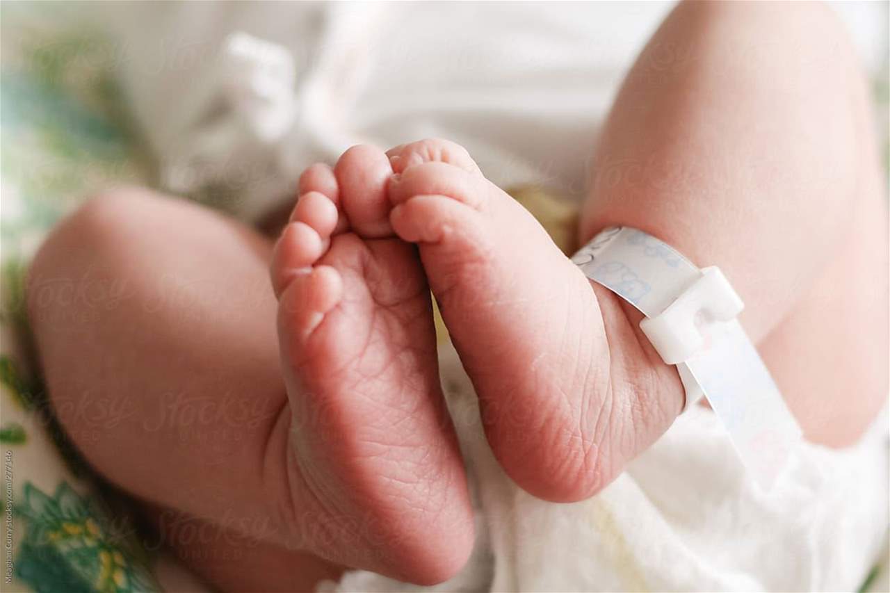 في بريطانيا .. رضيع يخرج من بطن أمه "سكران"