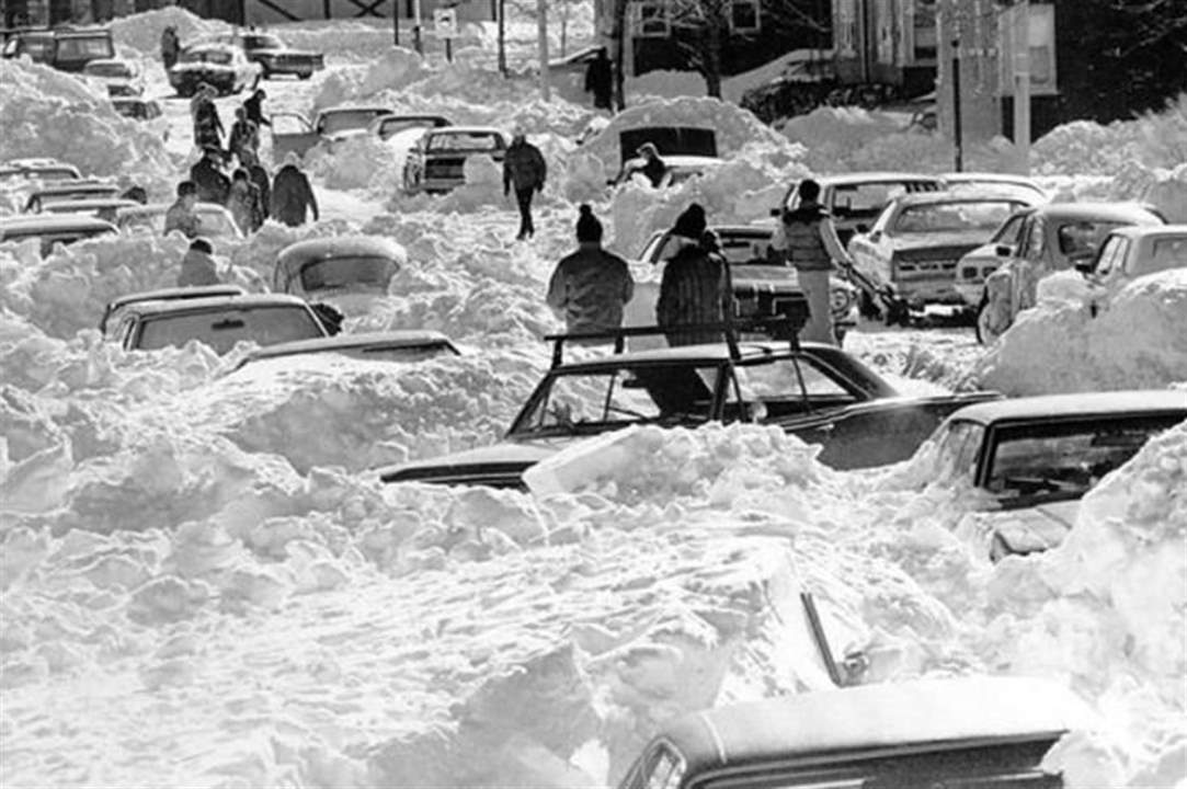 لقوا حتفهم بعد أن علقوا في سياراتهم "خلال عاصفة ثلجية".. وسائح يروي ما حصل!