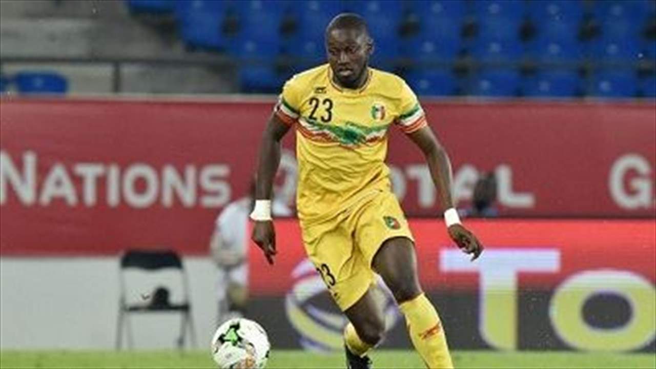 بالفيديو - أزمة قلبية تُسقط اللاعب أرضاً والإنعاش يُنقذه