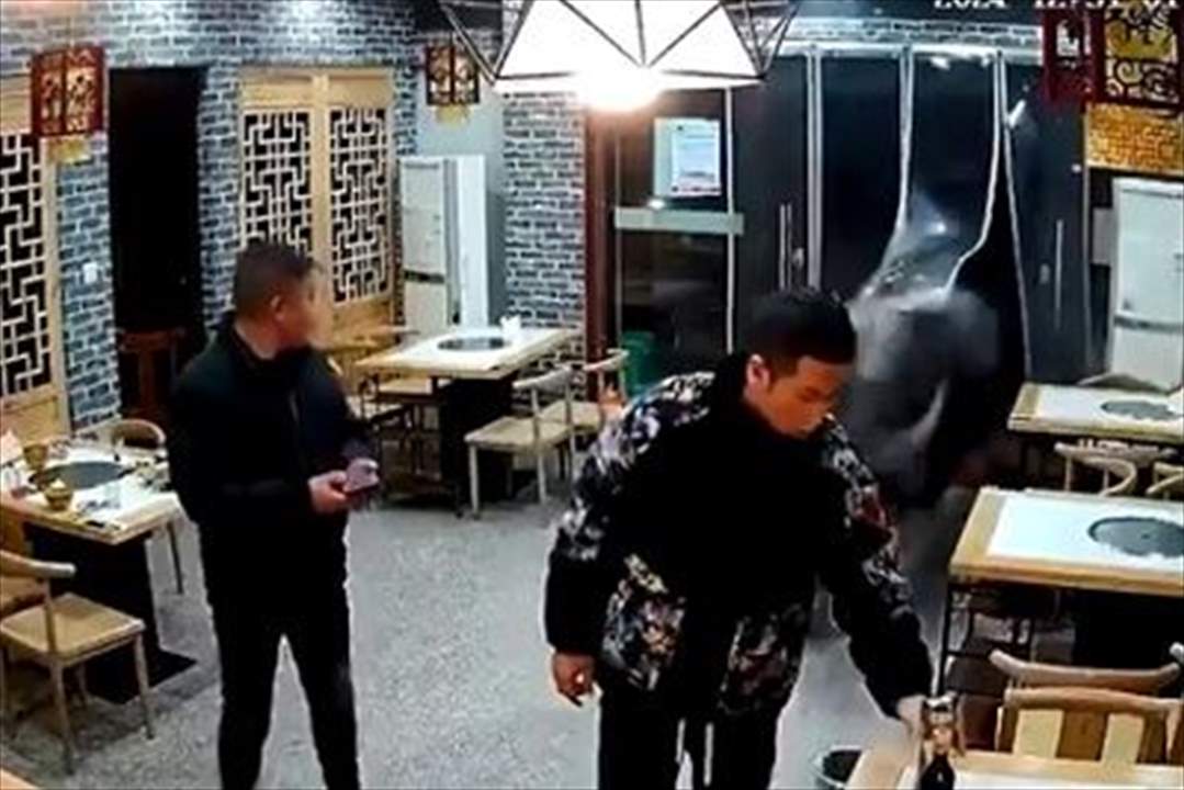 بالفيديو - جاموسة تقتحم مطعماً والرجل يطير في الهواء