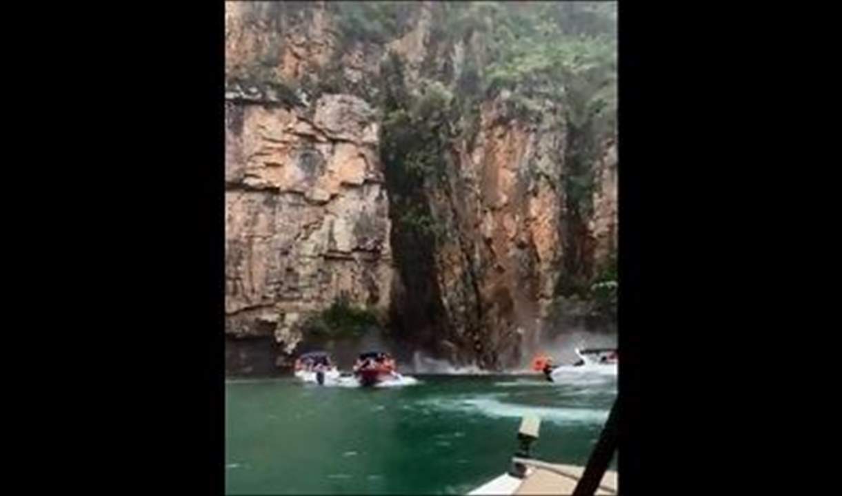 بالفيديو - انهيار صخري مذهل يؤدي إلى قتلى وجرحى