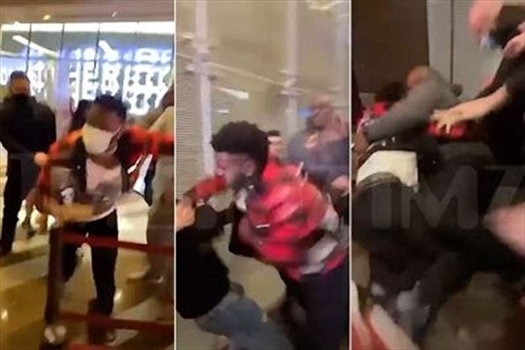 شاهدوا كيف تحول المطرب إلى ملاكم وإنهال ضرباً على مهاجميه !!