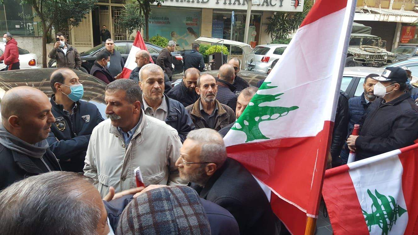مراسل "الجديد": اعتصام أمام مستشفى المنلا في طرابلس لمتقاعدي قوى الامن احتجاجاً على التكلفة الباهظة التي تطلبها المستشفى منهم
