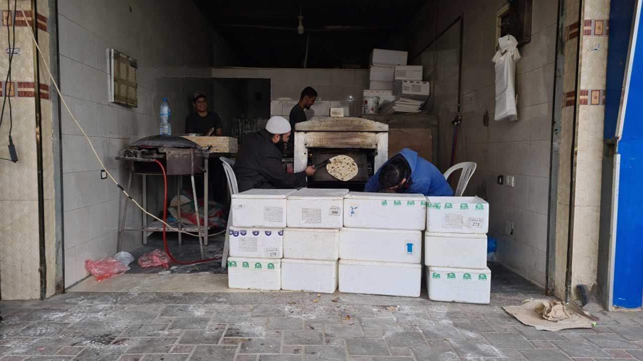 شاب فلسطيني حاصل على الدكتوراه يعمل خبازاً في غزة