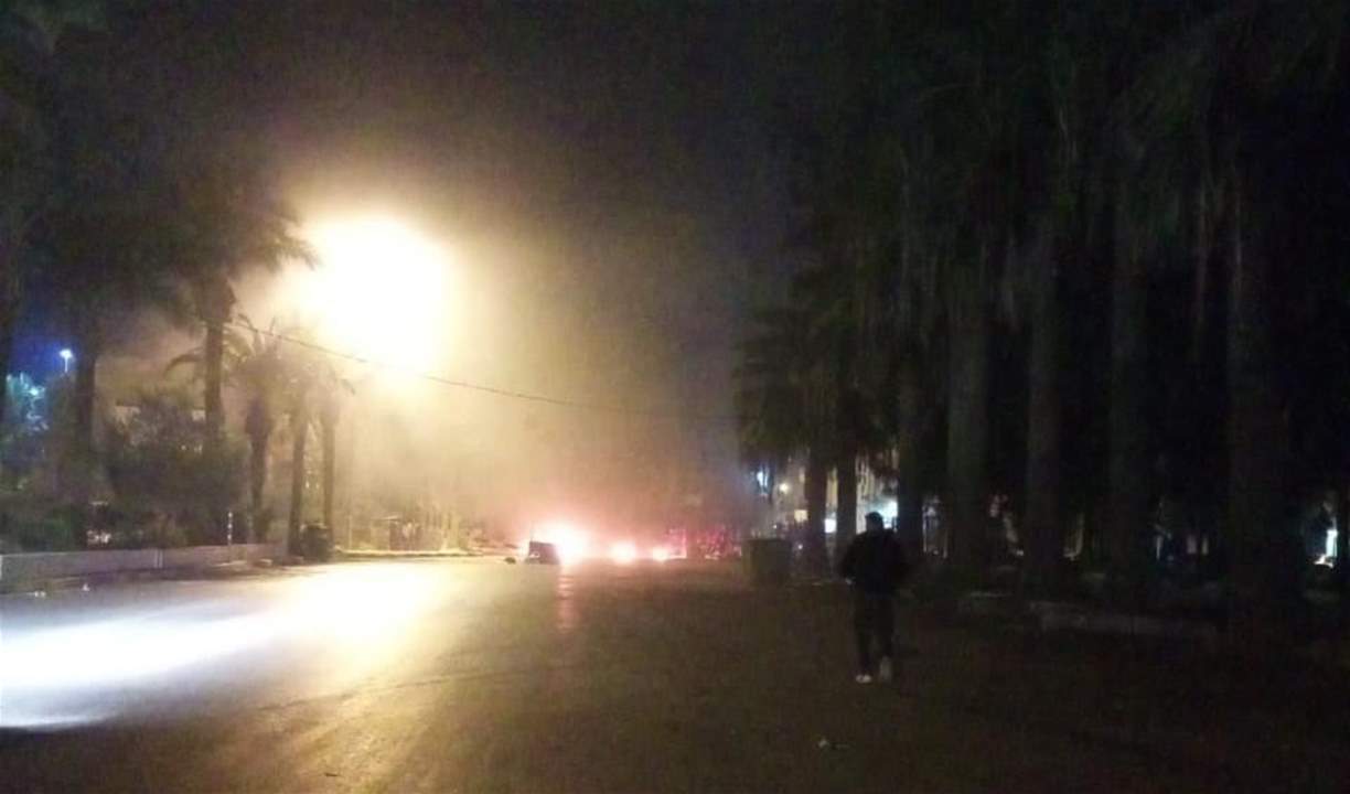 تحركات احتجاجية في طرابلس واحراق اطارات امام منزل ميقاتي في الميناء