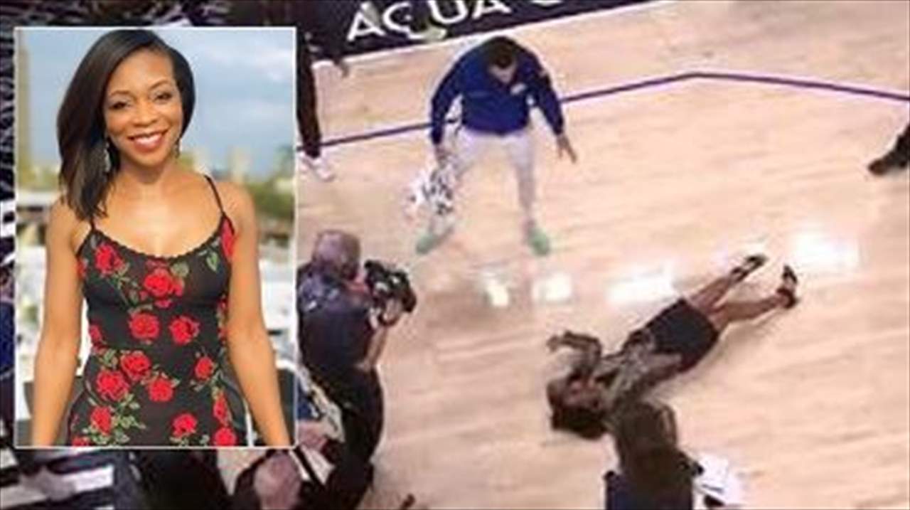 بالفيديو - شاهدوا لحظة إنزلاق المراسلة التلفزيونية وسقوطها على وجهها