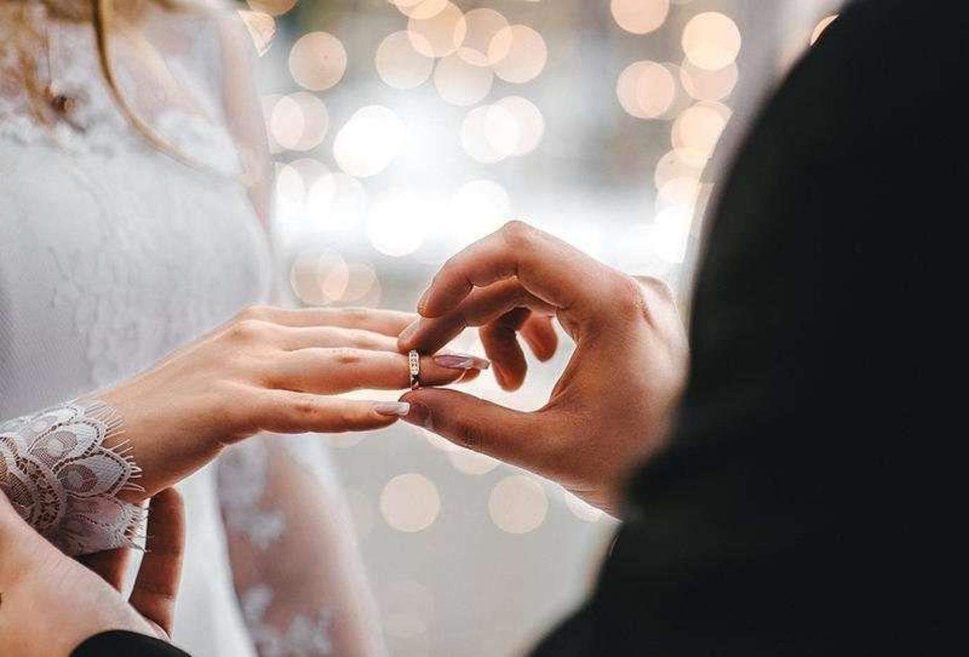 نجم عالمي يتقدم لخطوبة ام ابنه بعد 18 عاما على علاقتهما!!