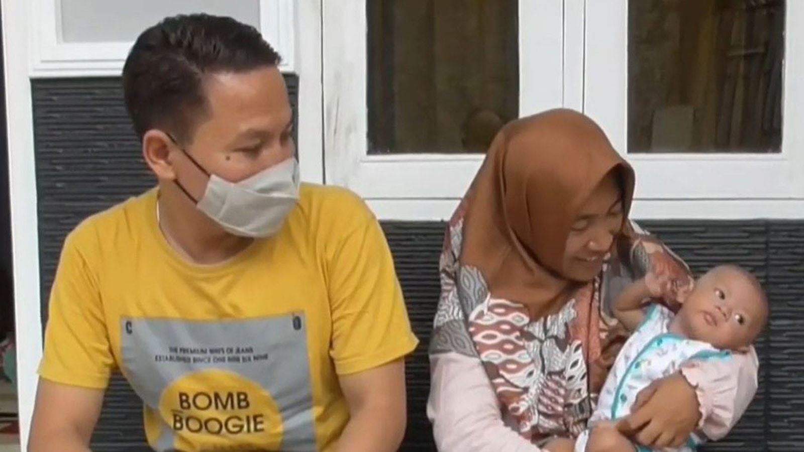 ​إندونيسي يُطلق على ابنه اسم الدائرة الحكومية التي يعمل بها .. والأم لم تعارض