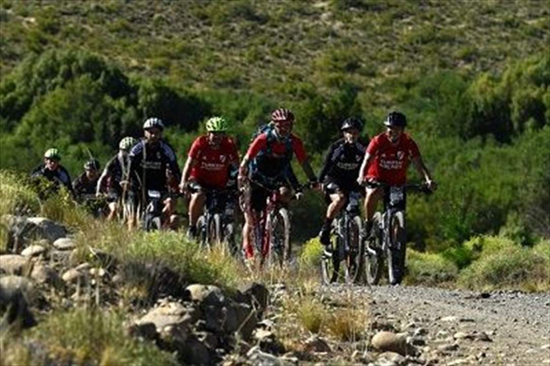 بالفيديو - بطل الأرجنتين يستعد بأسلوب غريب في الجبال