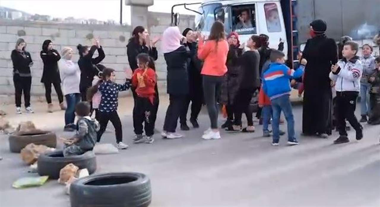 اهالي العسكريين يقعطون الطريق العام عند العيرونية طريق الضنية
