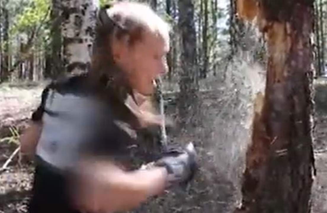 بالفيديو - "أقوى فتاة بالعالم" تقطع شجرة من جذعها عبر لكمها بيديها!